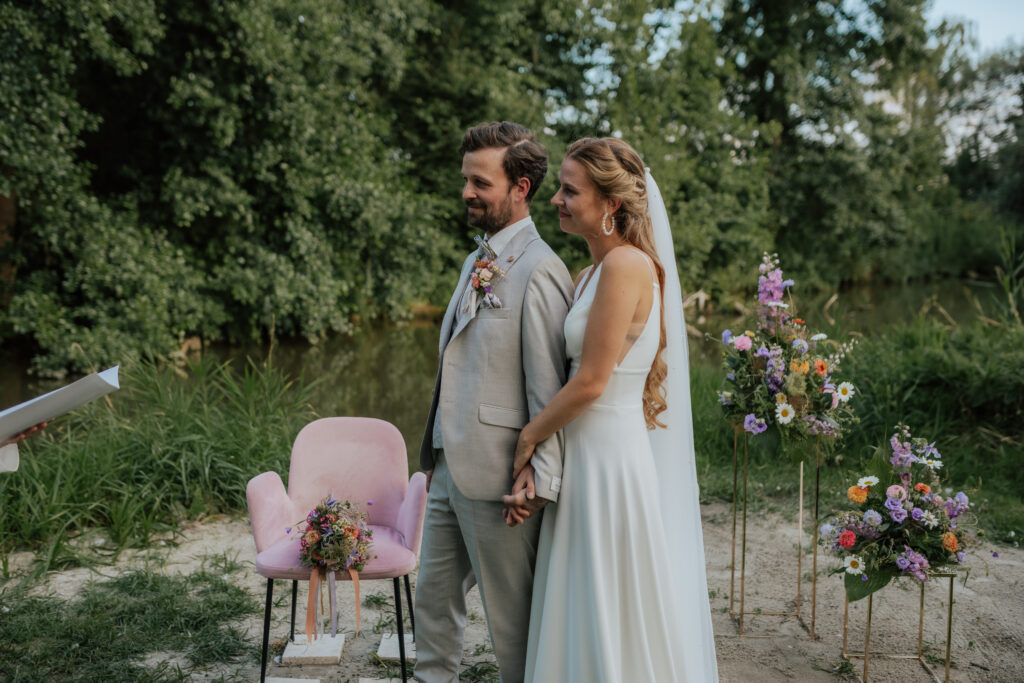 Brautpaar bei ihrer Trauung an ihrer Hochzeit mit Hochzeitsplanung FürEuchGeplant in Pfaffenhofen, München, Ingolstadt und Südbayern.