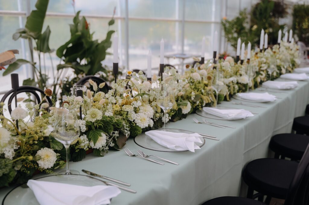 Gedeckter Tisch mit Mietdekoration, Hochzeitsplanung und Eventverleih von FürEuchGeplant in Südbayern, München und Pfaffenhofen.