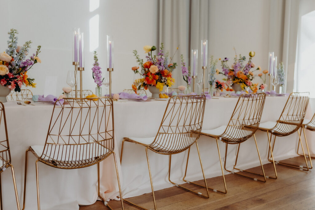 Gedeckter Hochzeitstisch im Schloss Hohenkammer mit Dekoration von Dekoverleih und Hochzeitsplanung FürEuchGeplant aus Pfaffenhofen, München und Ingolstadt.