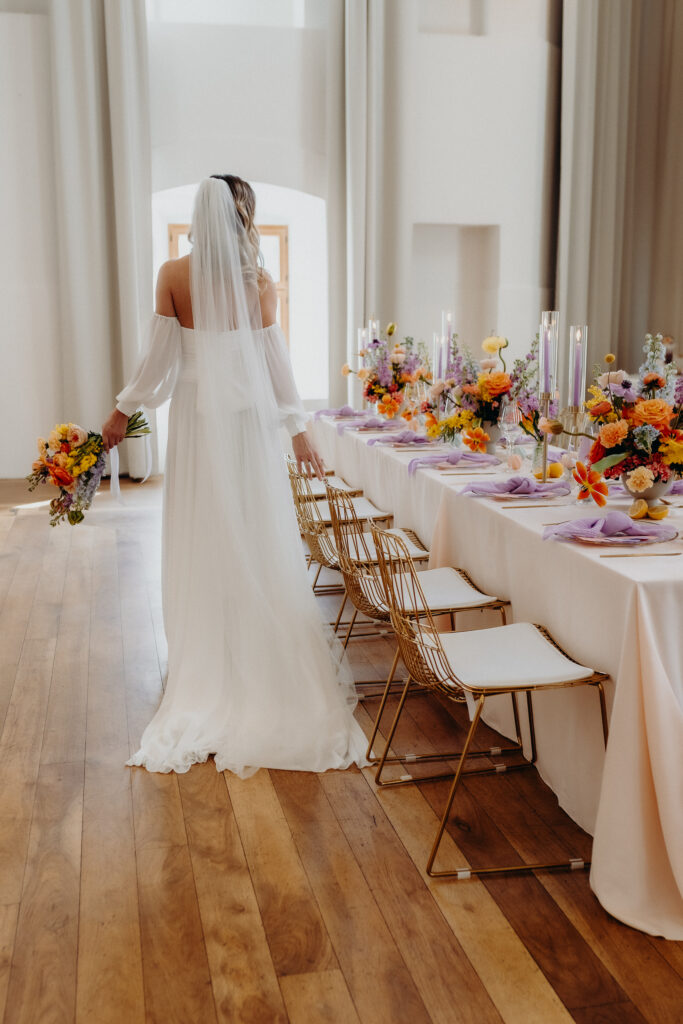 Braut am gedeckten Tisch mit Dekoration von FürEuchGeplant Hochzeitsplanung im Schloss Hohenkammer aus Pfaffenhofen, Ingolstadt, München und Südbayern.