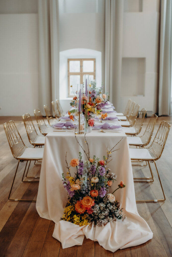 Gedeckter Tisch im Schloss Hohenkammer mit Dekoration von Dekoverleih und Hochzeitsplanung FürEuchGeplant aus Pfaffenhofen, München, Ingolstadt und Südbayern.