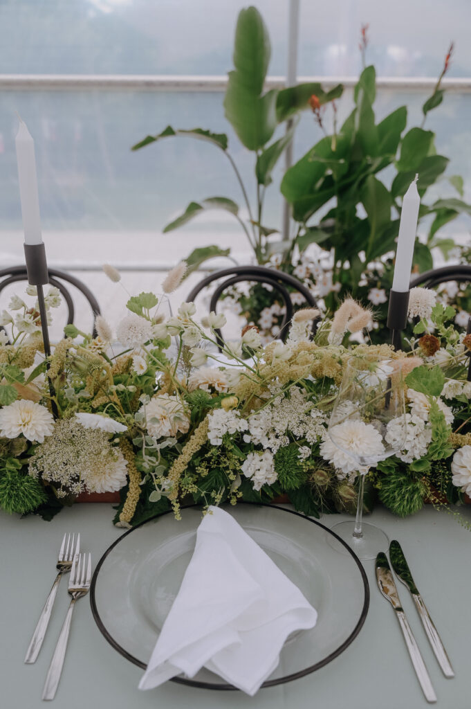 Gedeckter Tisch mit Mietdekoration wie Platzteller und Kerzenständer und Mobiliar von FürEuchGeplant Hochzeitsplanung in Pfaffenhofen, München, Ingolstadt und Südbayern.