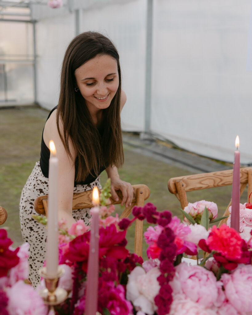 Michelle Ays an gedecktem Tisch mit Mietdekoration, Hochzeitsplanung und Crossbackstuhl von FürEuchGeplant in Südbayern.